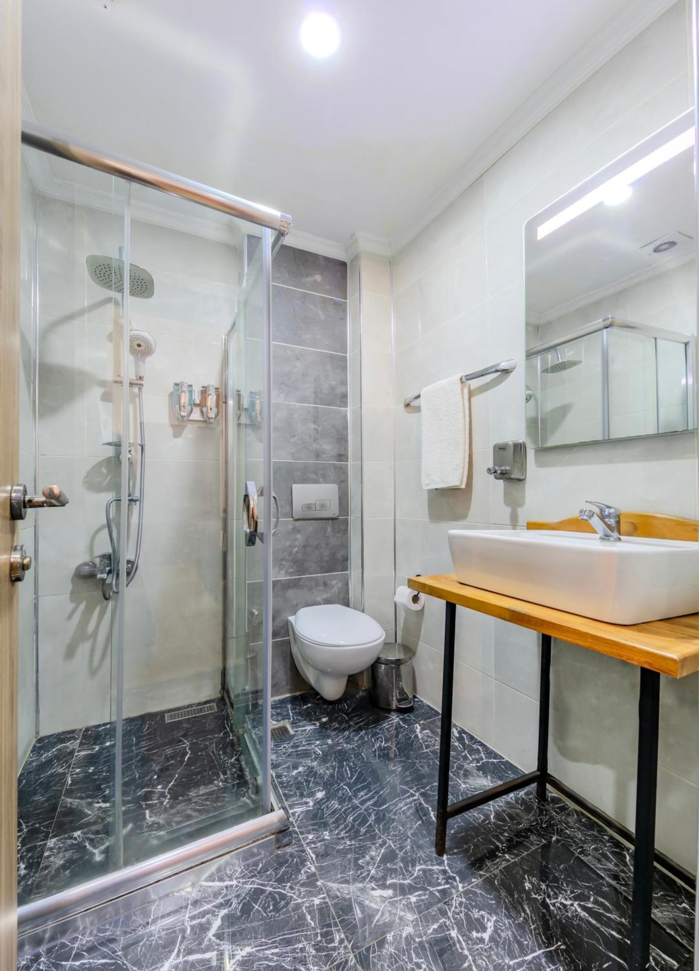 La Pazza Suites Istanbul Exteriör bild