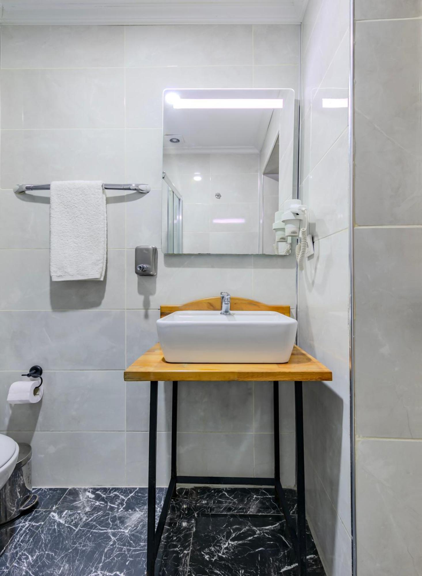La Pazza Suites Istanbul Exteriör bild